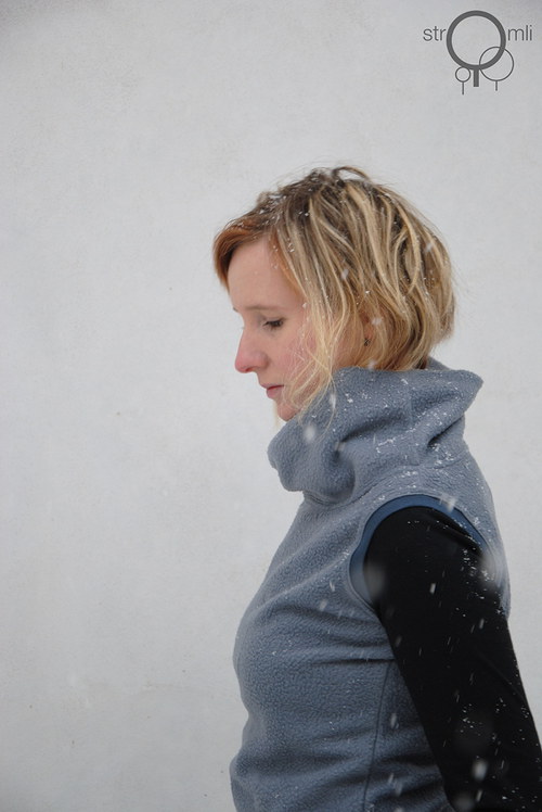Šedá fleecová vesta s duhou, vel. L — foto 1
