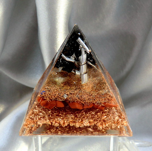 Orgonit 6- Pyramida 5x4,5cm - ŠUNGIT — foto 1