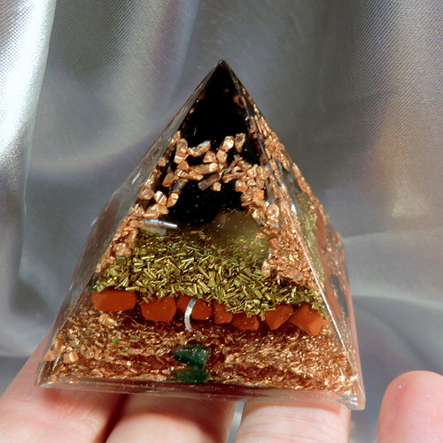 Orgonit (5) - Pyramida 5x4,5cm - ŠUNGIT — foto 1