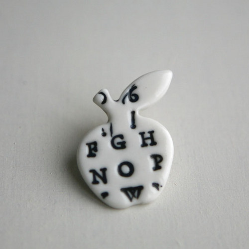 Někdo to rád Apple (porcelánová brož) — foto 1