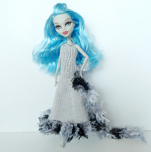 Šedé šaty s boa pro Monster High — foto 1