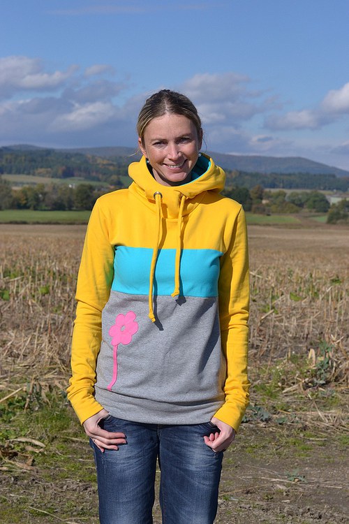 Tříbarevná mikina — foto 1
