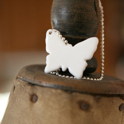 Bílé létání (porcelán.přívěsek) — foto 1