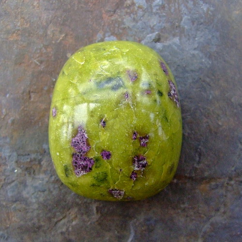 Stichtit v serpentinu, kabošon č.641 — foto 1