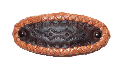 Spona s ornamentem