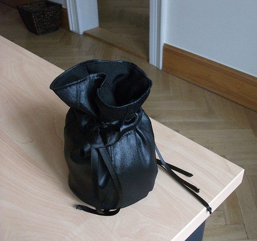 Pompadůrka černá lesklá — foto 1