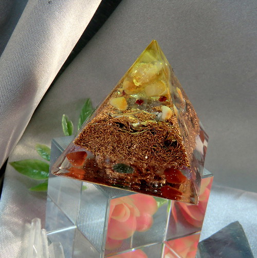 Orgonit *Pyramida (1)* 4x4 Sluníčkový citrín — foto 1