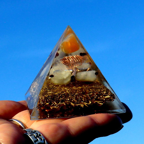 Orgonit Pyramida *OBJ* S karneolem — foto 1