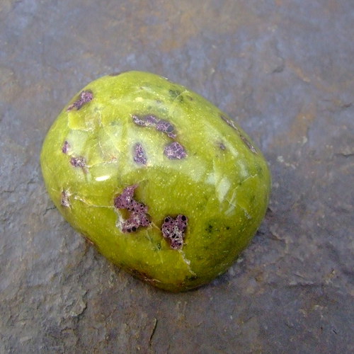 Stichtit v serpentinu, kabošon č.666 — foto 1