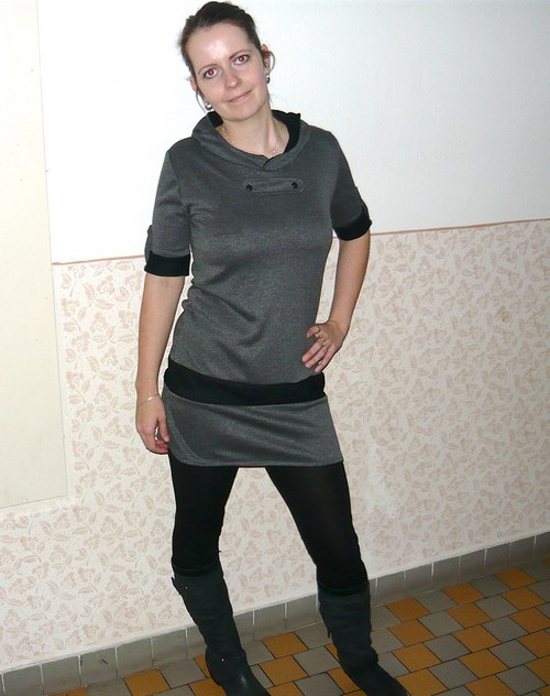 Šedočerné šaty s kapucí Sleva!!! — foto 1