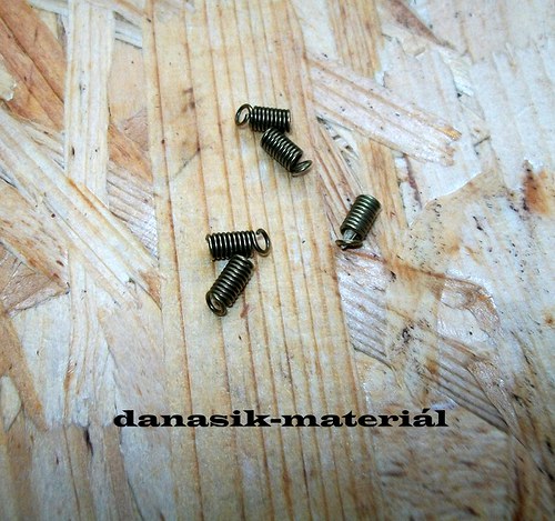PRUŽINKY NA KŮŽI BRONZOVÉ 8x3 mm