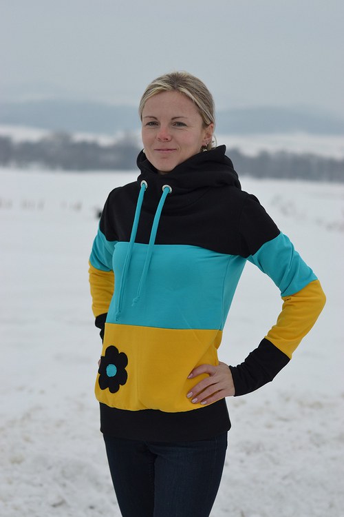 Tříbarevná mikina — foto 1
