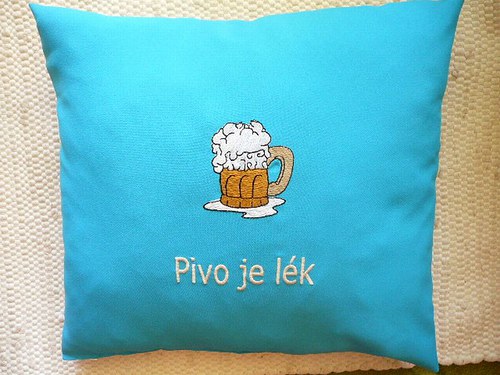 Vyšívaný polštářek pro pivaře