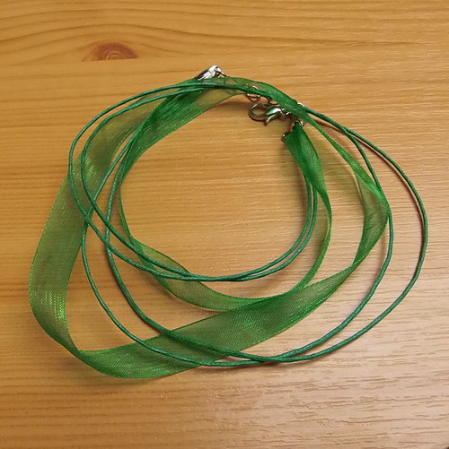 Organza + 2 voskované šňůry - jasně zelená