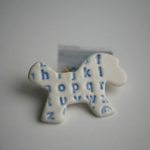 Modře upovídaný (porcelánová brož) — foto 1