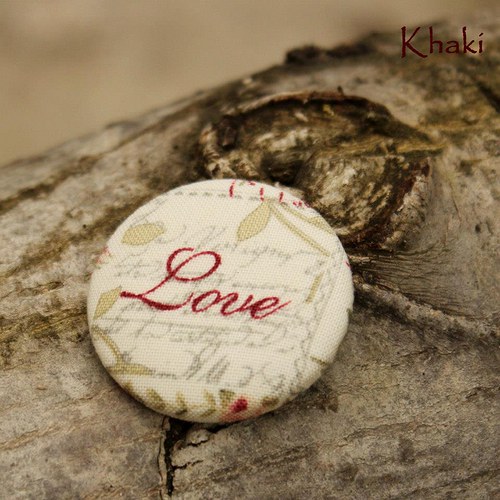 Love - buttonková brož — foto 1
