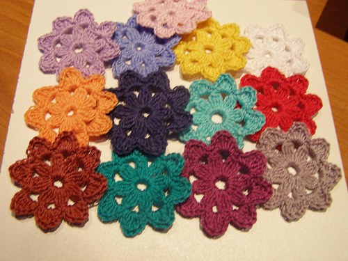 Aplikace - háčkované kytičky 4,5 cm - sada 15 ks