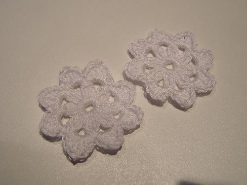 Aplikace č.1 - háčkované kytičky 4,5 cm - 5 ks