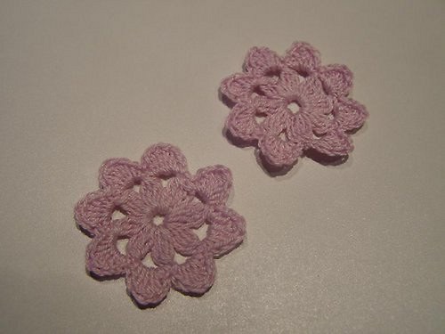 Aplikace č.6 - háčkované kytičky 4,5 cm - 5 ks — foto 1