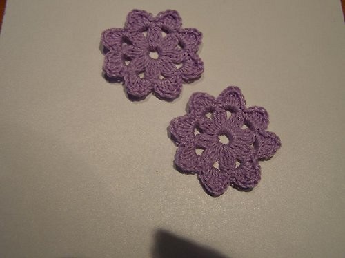 Aplikace č.8 - háčkované kytičky 4,5 cm - 5 ks