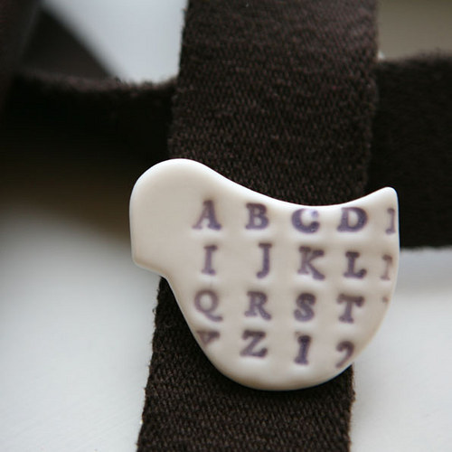 Violet Messinger (porcelánová brož) — foto 1