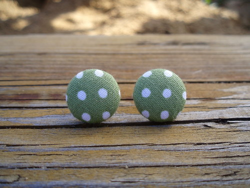 Zelené buttonky s puntíkama — foto 1