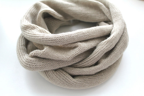 Beige kolem krku — foto 1