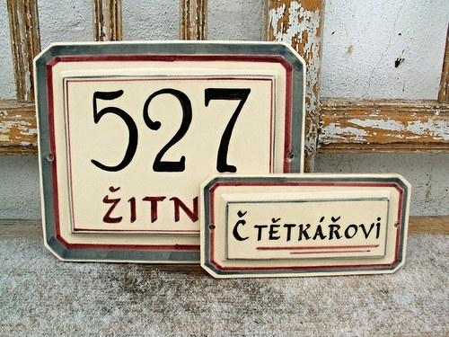 Domovní číslo se jmenovkou na zakázku