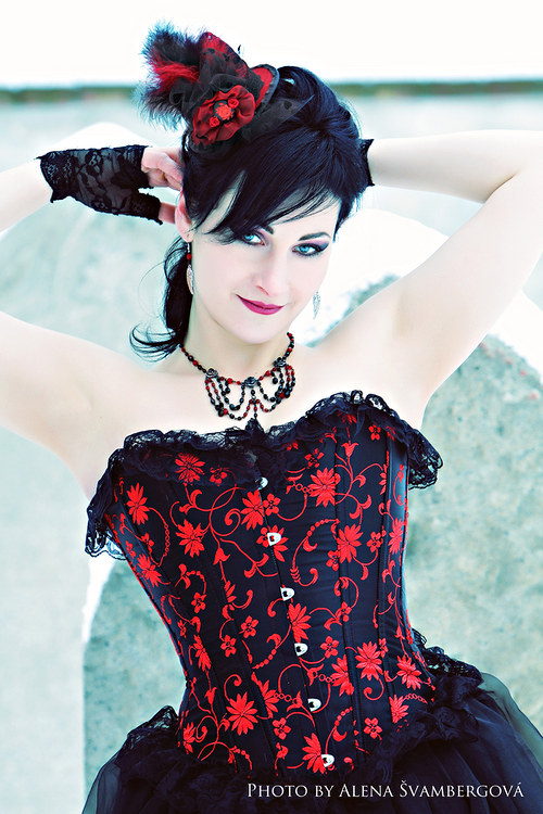 Červený mini Gothic Hat — foto 1