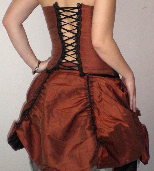 Extravagantní šaty — foto 1