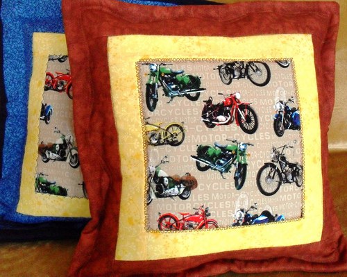 Motorkáč hnědý - patchworkový polštář — foto 1