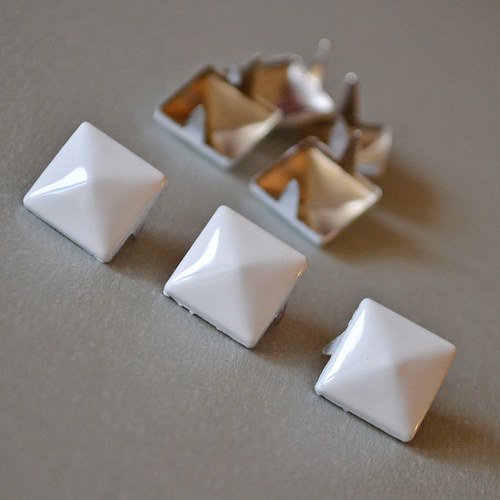 Pyramidky bílé 1 cm, 2ks — foto 1
