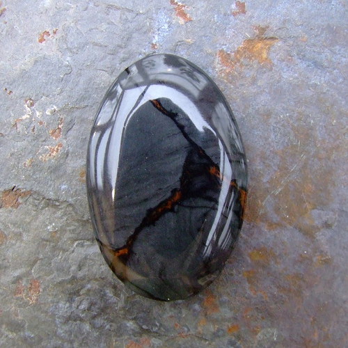 Obsidián brekciový, kabošon č. 786 — foto 1