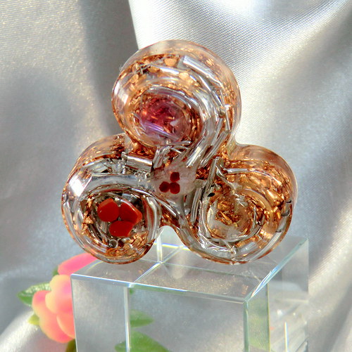 Orgonit Amulet *OBJ* Triskel s polodrahokamy — foto 1