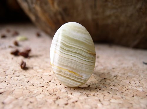 Prstýnek z přírodního kamene onyx — foto 1