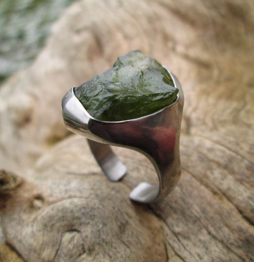 Cinovy prsten se syrovým peridotem — foto 1