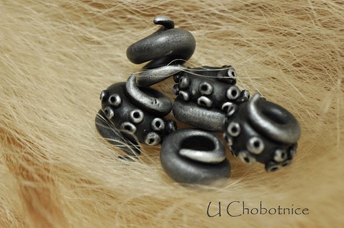 14 černo-stříbrných chapadélek do dreadů — foto 1