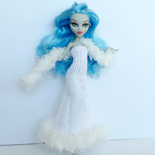 Svatební šaty s boa pro Monster High — foto 1