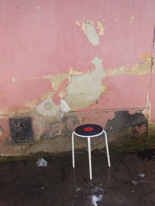 Stoleček / stolička VINYLKA - bílá + červená — foto 1