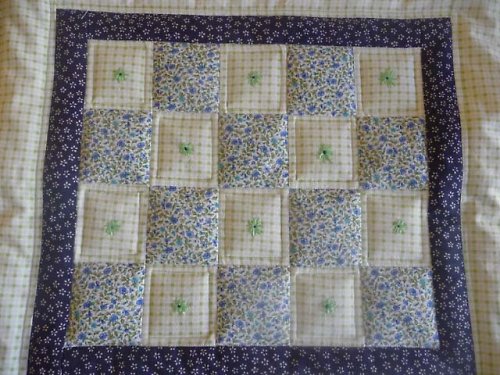Patchwork polštář s ruční výšivkou — foto 1