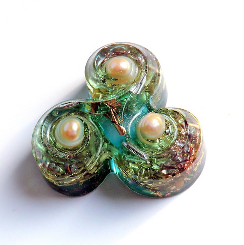 Orgonit Amulet *OBJ* Triskel s polodrahokamy — foto 1