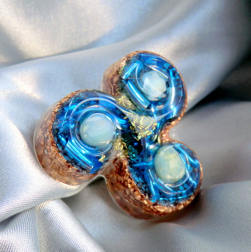 Orgonit Amulet *OBJ* Triskel s polodrahokamy — foto 1