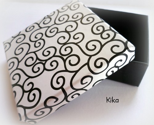 Černobílá krabička 9 x 9 cm — foto 1