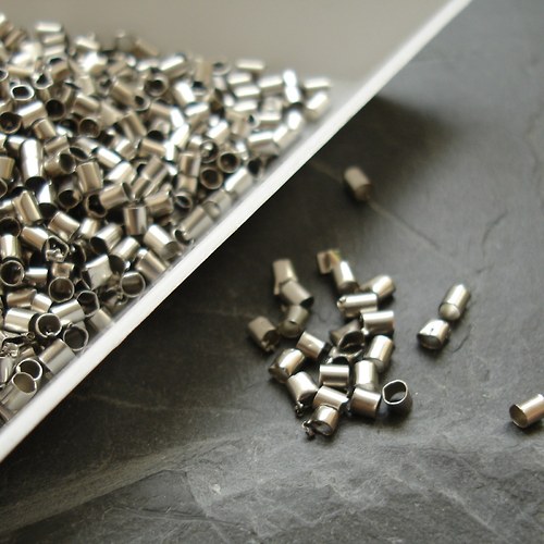 Zamačkávací rokajl 2mm - 100 ks - platina