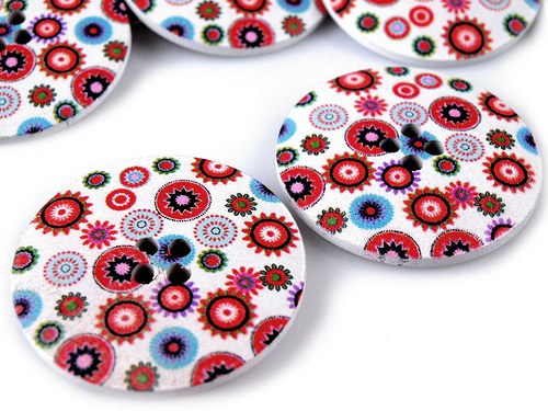 Dřevěný knoflík s květy 38 mm