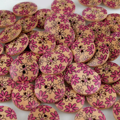 Dřevěný knoflík s kytičkami 17,8 mm