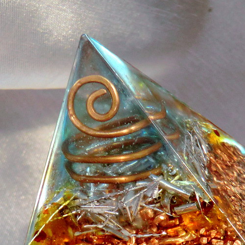 Orgonit(2)Pyramida 5x4,5cm *Jantarová Energie* — foto 1