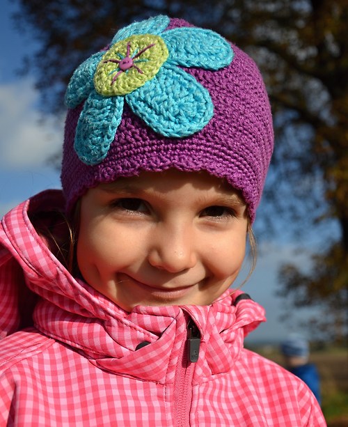 Háčkovaná čepička s kytkou No.1 — foto 1