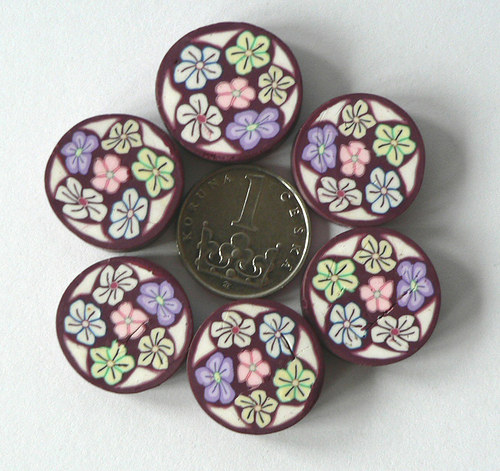 Korálky FIMO - placička průměr 2 cm.