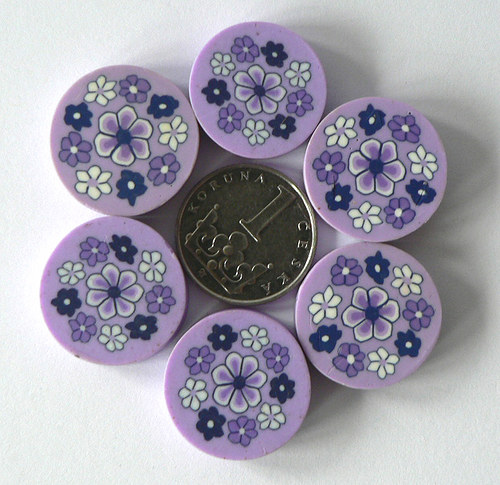 Korálky FIMO - placička průměr 2 cm.